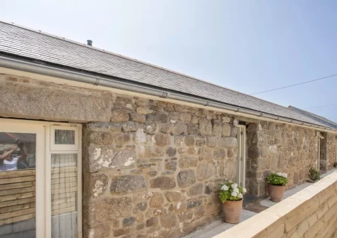 Cuthberts Barn is one of a small collection of chic, converted granite barns in a quiet corner of the Cornish countryside, mere minutes from the coast