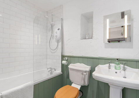 Bedroom #1 en-suite at Daisy Cottage, Old Mill Cottages, Marldon