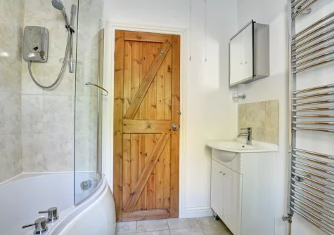 The bathroom at Daisy's Cottage, Fentonadle