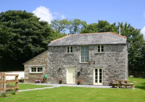 The patio, alfresco dining area & enclosed garden at Daisy's Cottage, Fentonadle