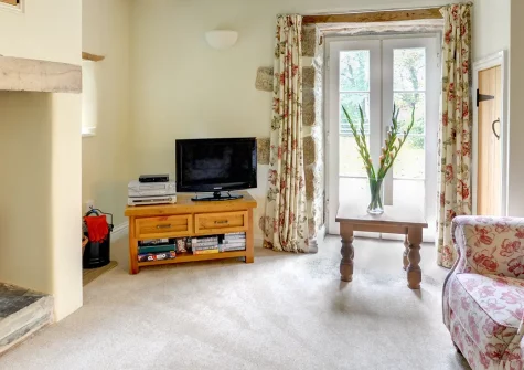 Daisy's Cottage, Fentonadle is a charming 2-bedroom country retreat with exposed beams, a wood burner, and a large enclosed garden. Perfect for families seeking traditional Cornish comfort near Bodmin Moor and stunning coastal attractions.