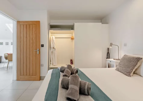 The bedroom at Dartmouth Lodge, Marldon