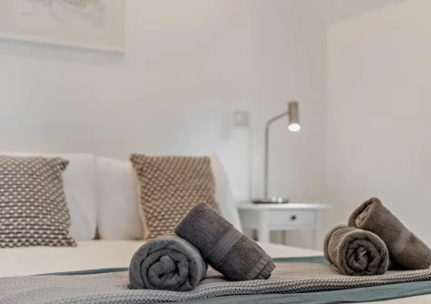 The bedroom at Dartmouth Lodge, Marldon