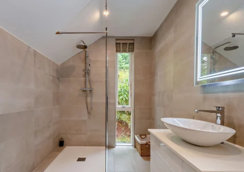The en-suite shower room at Dartmouth Lodge, Marldon