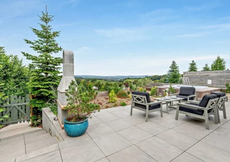 The patio, barbecue, outdoor sitting area & hot tub at Dartmouth Lodge, Marldon