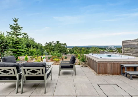 The patio, barbecue, outdoor sitting area & hot tub at Dartmouth Lodge, Marldon