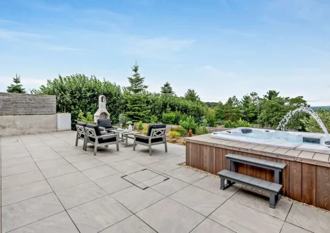 The patio, barbecue, outdoor sitting area & hot tub at Dartmouth Lodge, Marldon