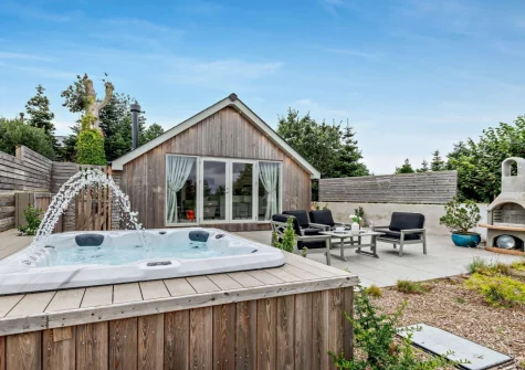 The patio, barbecue, outdoor sitting area & hot tub at Dartmouth Lodge, Marldon