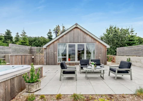 The patio, barbecue, outdoor sitting area & hot tub at Dartmouth Lodge, Marldon