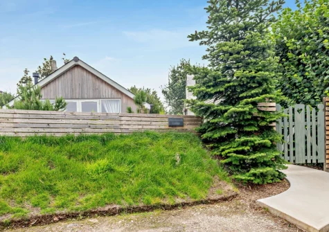 Dartmouth Lodge is luxury couples' retreat with high-end finishes & contemporary styling throughout