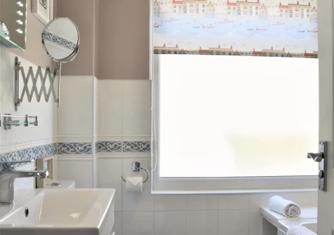 The bathroom at Dawn End, Looe