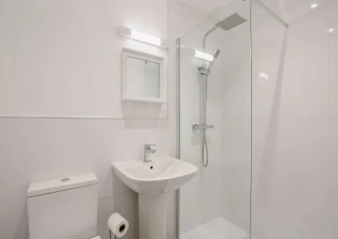 Bedroom #1 en-suite bathroom at Deer Lodge, High Bickington