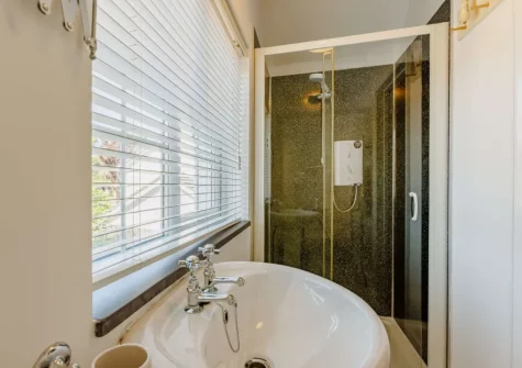 The B1 en-suite shower room at Devereux's, Littleham