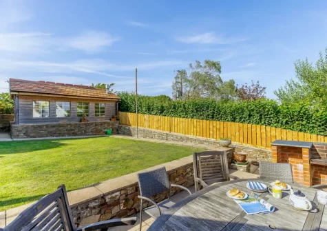 The patio, barbecue, alfresco dining area & garden at Devereux's, Littleham