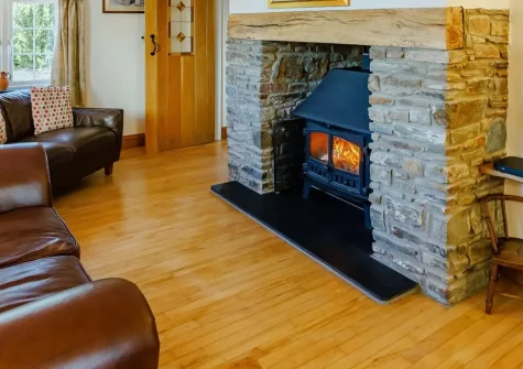 Devereux's, Littleham is a charming four-bedroom cottage featuring a private hot tub, separate games room, and cosy double-sided wood burner. Enjoy stunning rural views, enclosed gardens, and convenient access to North Devon's coastline.