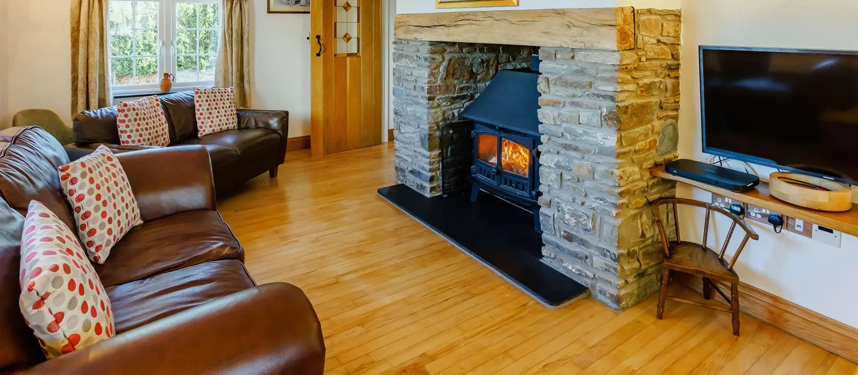 Devereux's, Littleham is a charming four-bedroom cottage featuring a private hot tub, separate games room, and cosy double-sided wood burner. Enjoy stunning rural views, enclosed gardens, and convenient access to North Devon's coastline.