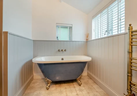 The bathroom at Deviock Farm House, Downderry