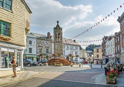 The ancient former Cornish capital of Launceston is a ten-minute drive away, offering a range of shops & pubs as well as a castle to explore