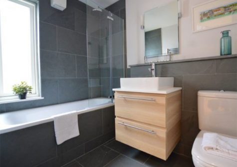The bathroom at Dinas View, Constantine Bay