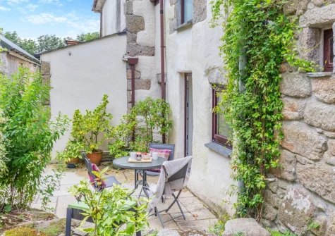 The patio, barbecue & outdoor sitting area at Dingley Cottage, Porkellis