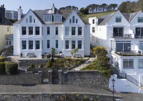 Dolly's Plaice is a chic waterside apartment in a superb location near Readymoney Cove, with stunning views over the river and out to sea
