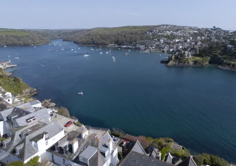 Dolly's Plaice is a chic waterside apartment in a superb location near Readymoney Cove, with stunning views over the river and out to sea