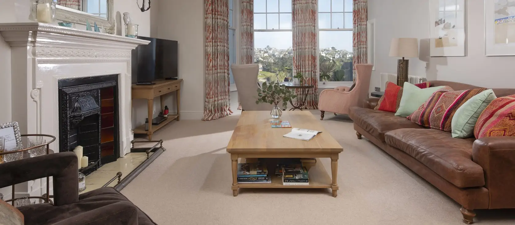 Dolly's Plaice, Fowey is a luxurious ground-floor apartment on the sought-after Esplanade with stunning coastal views. Enjoy elegant Victorian interiors, two en-suite bedrooms, and immediate access to beautiful Readymoney Cove for seaside bliss.