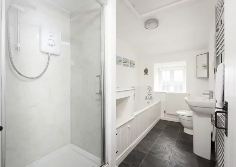 The bathroom at Dolor Cottage, Coverack