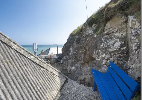 The narrow gravelled terrace & outdoor sitting area at Dolor Cottage, Coverack