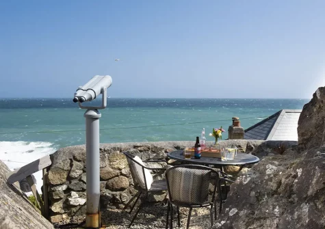 The narrow gravelled terrace & outdoor sitting area at Dolor Cottage, Coverack
