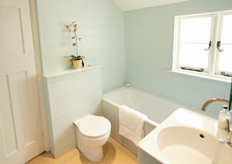 The bathroom at Downsteps Beach House, Torcross