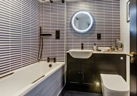 The bathroom at Dowr Gwel, Stratton
