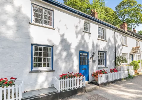 Dowr Penty sits on the south bank of the Helford river between the Lizard & Falmouth, in an Area of Outstanding Natural Beauty