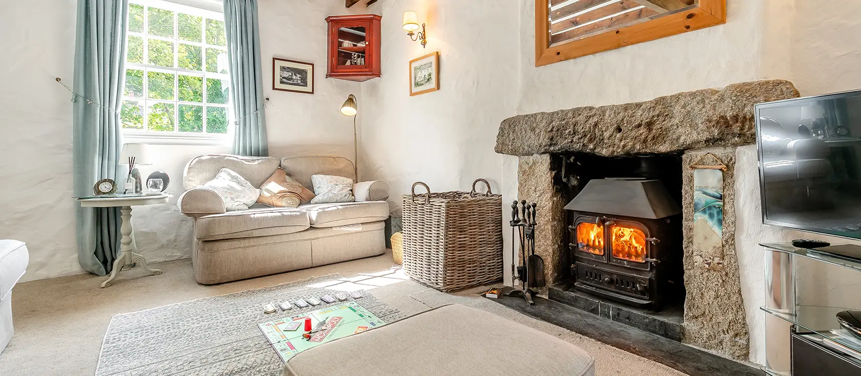 Dowr Penty, Helford is a charming 3-bedroom cottage in a historic riverside village. Enjoy wooden beams, a cosy wood burner, and tranquil creek-side gardens beside flowing water, perfect for authentic Cornish family getaways and relaxation.