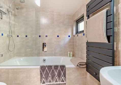 The bathroom at Driftsands, Tregonhawke Cliff