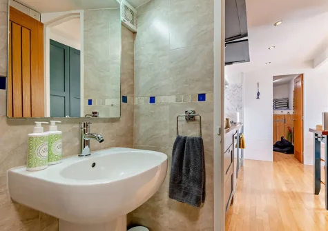 The bathroom at Driftsands, Tregonhawke Cliff