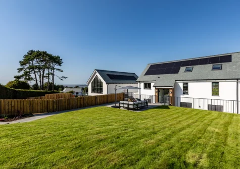 The lawned garden at Driftwood Barton Close, Instow