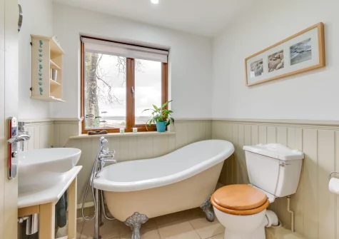 The bathroom at Driftwood Cottage, Bere Alston