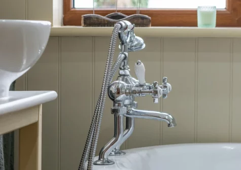 The bathroom at Driftwood Cottage, Bere Alston