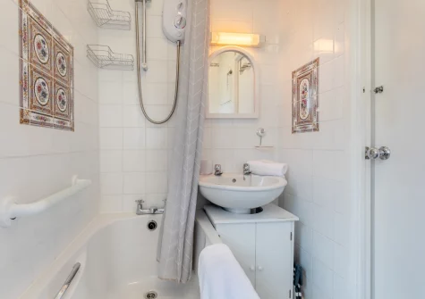 The bathroom at Driftwood Cottage, Mousehole