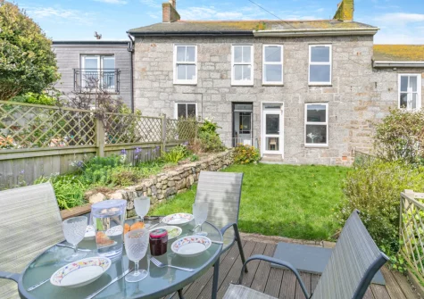 The decked patio, barbecue, alfresco dining area & lawned garden at Driftwood Cottage, Mousehole