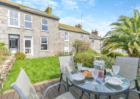 The decked patio, barbecue, alfresco dining area & lawned garden at Driftwood Cottage, Mousehole