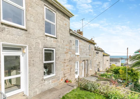 Driftwood Cottage is a welcoming holiday home in the heart of Mousehole, mere moments from the idyllic harbour