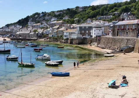 Driftwood Cottage is just moments from the harbour, beaches, village centre and fabulous spots to eat