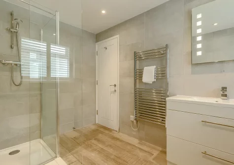 The shower room at Driftwood, Mawgan Porth