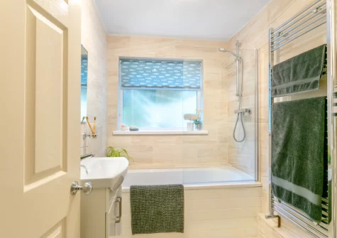 The bathroom at Drum Cottage, Appledore