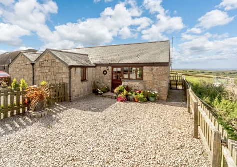 Duck's Waddle is a beautiful, cosy & stylishly updated barn conversion within 14 acres of tranquil farmland