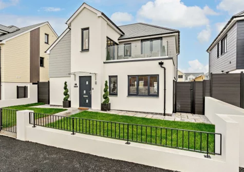 Dune Beachhouse has a modern & stylish interior with the advantage of a garage / games room and enclosed garden