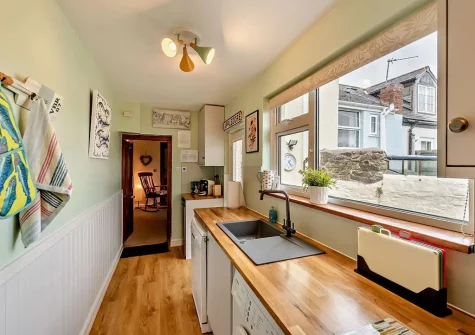 The kitchen at Ebb Tide Cottage, Appledore