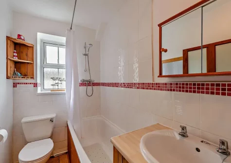 The bathroom at Ebb Tide Cottage, Appledore